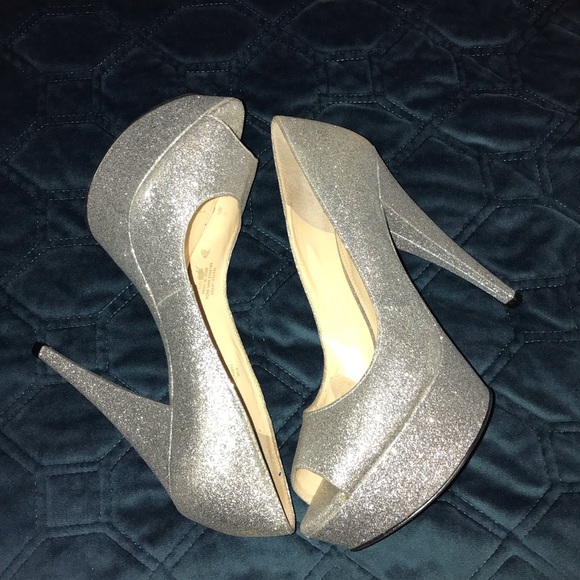 Enzo Angiolini Silver Glitter Pumps - Picture 3 of 14